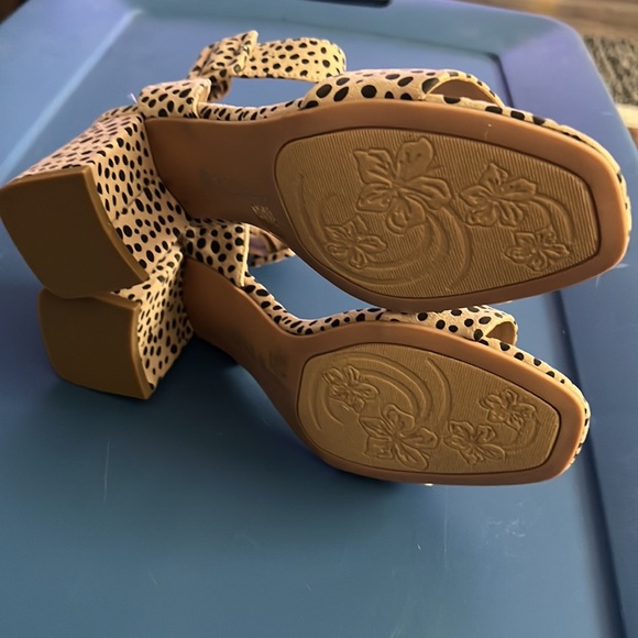 Women’s Cheetah Print CL by Laundry 2.5” heels NWOT - Picture 5 of 6